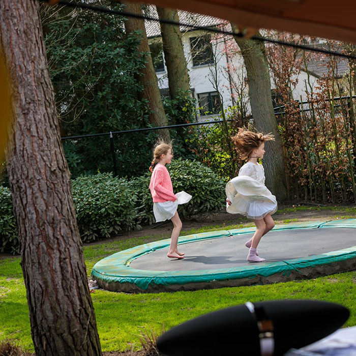 Kinderen op trampoline feestje