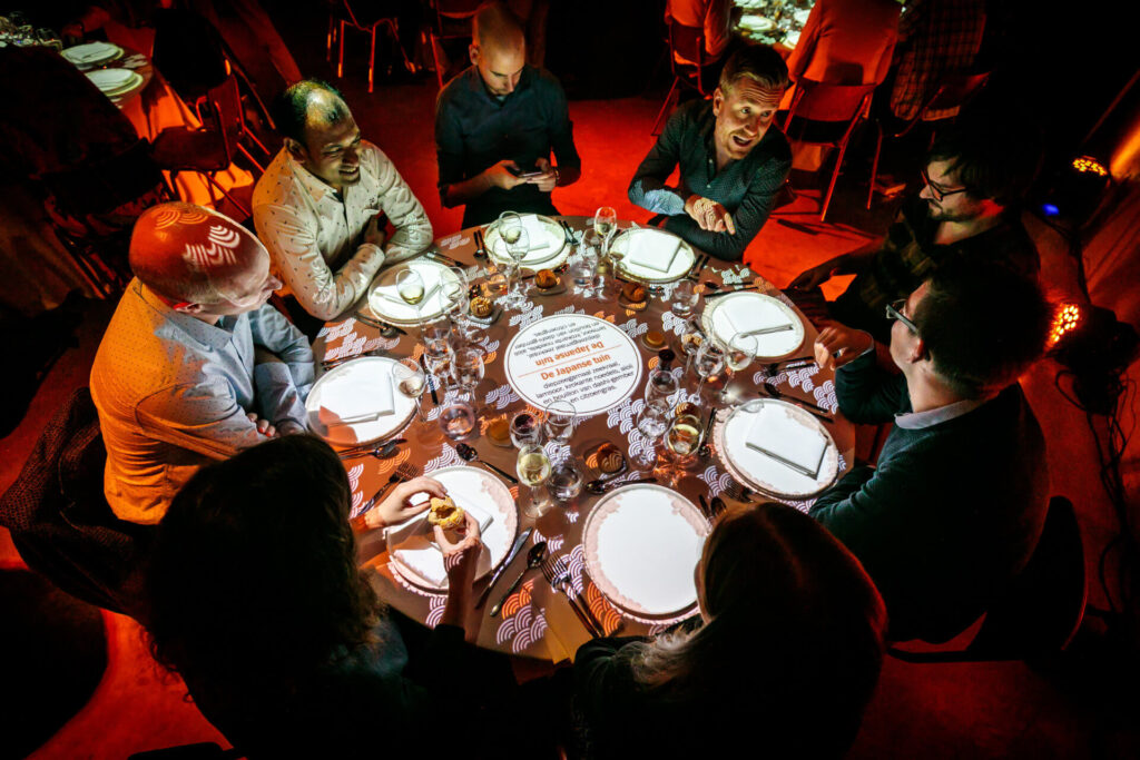 Dinerende gasten aan ronde tafel