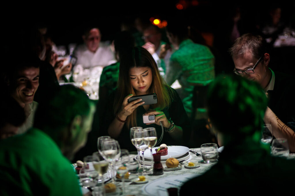 Gast maakt foto van gerecht en tafel