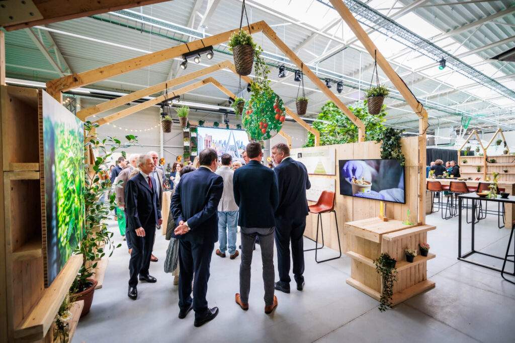 biobest - groep bij natuurlijk ingeklede stand