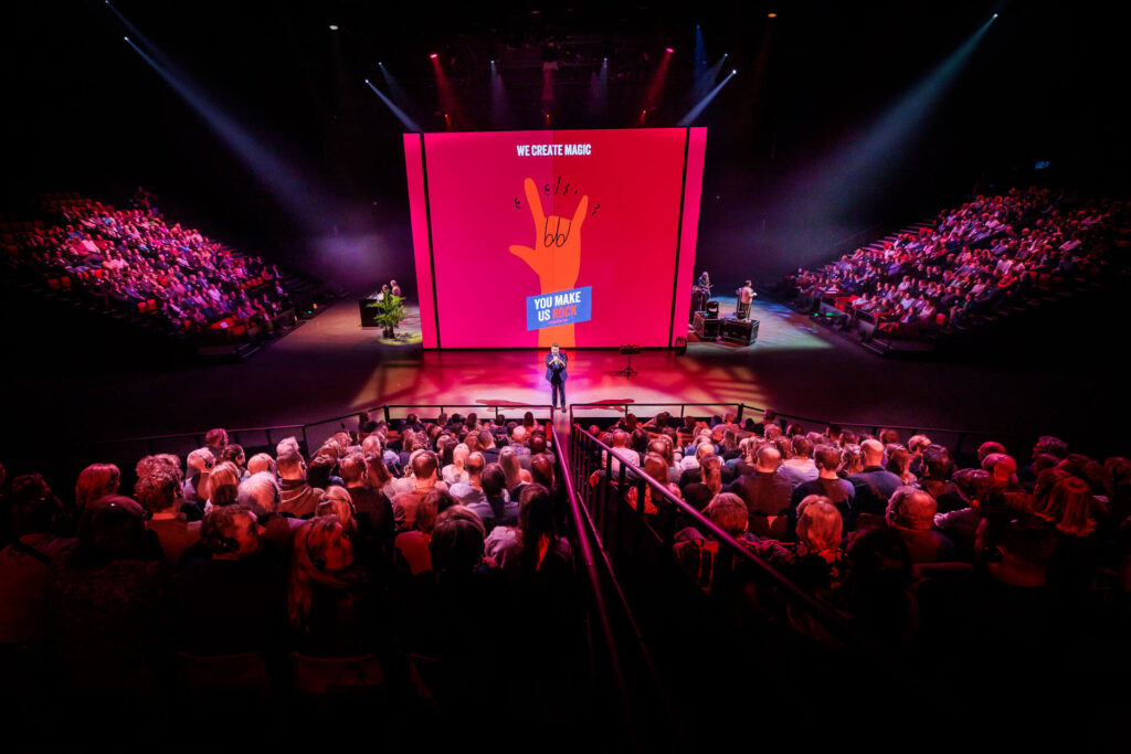 Personeelsfeest - groot podium met "You rock!" logo