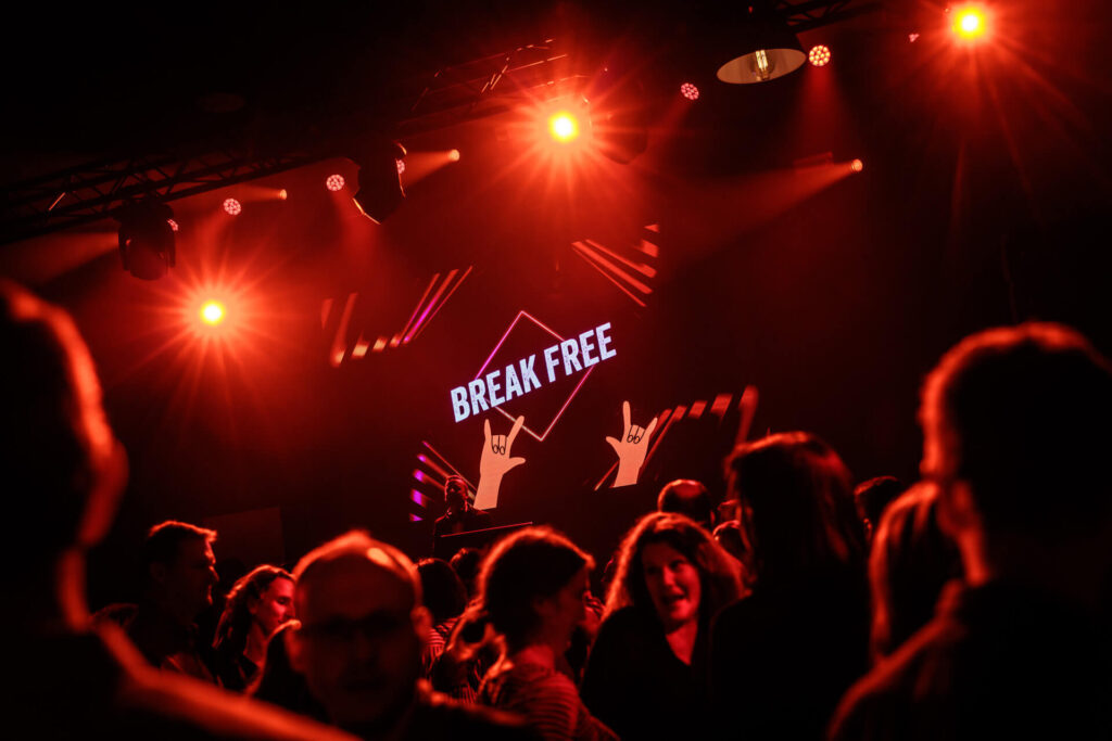 Personeelsfeest - feest met een projectie van "break free" met lichtshow